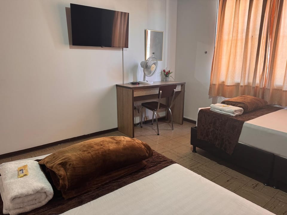Bed, TV and multimedia, Photo of the whole room, Bedroom, Breakfast, internet, towels