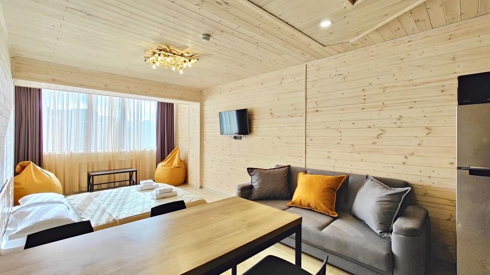 Bed, TV and multimedia, Photo of the whole room, Seating area, Bedroom