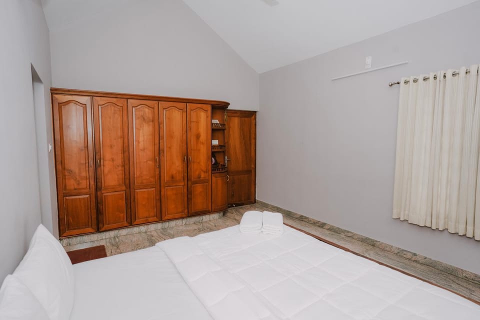Photo of the whole room, Bedroom, wardrobe