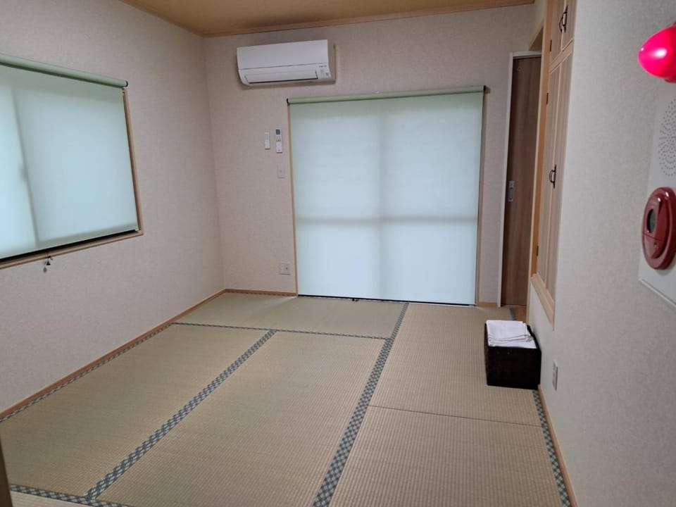 Photo of the whole room, air conditioner