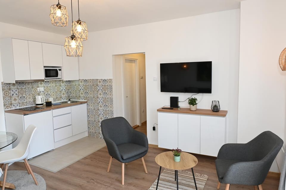 TV and multimedia, Kitchen or kitchenette, Living room, Seating area