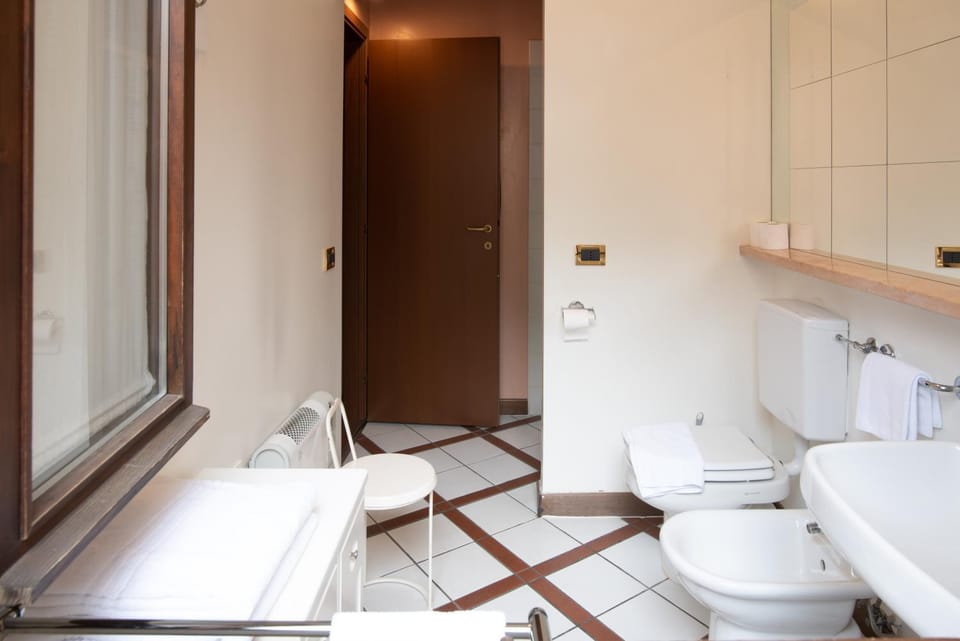 Toilet, Bathroom, bidet, towels