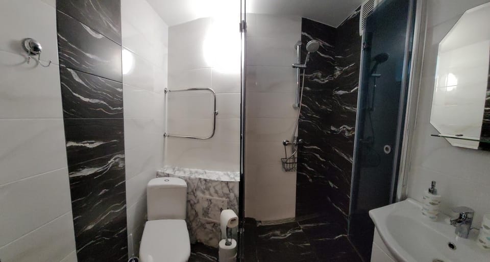 Shower, Toilet, towels