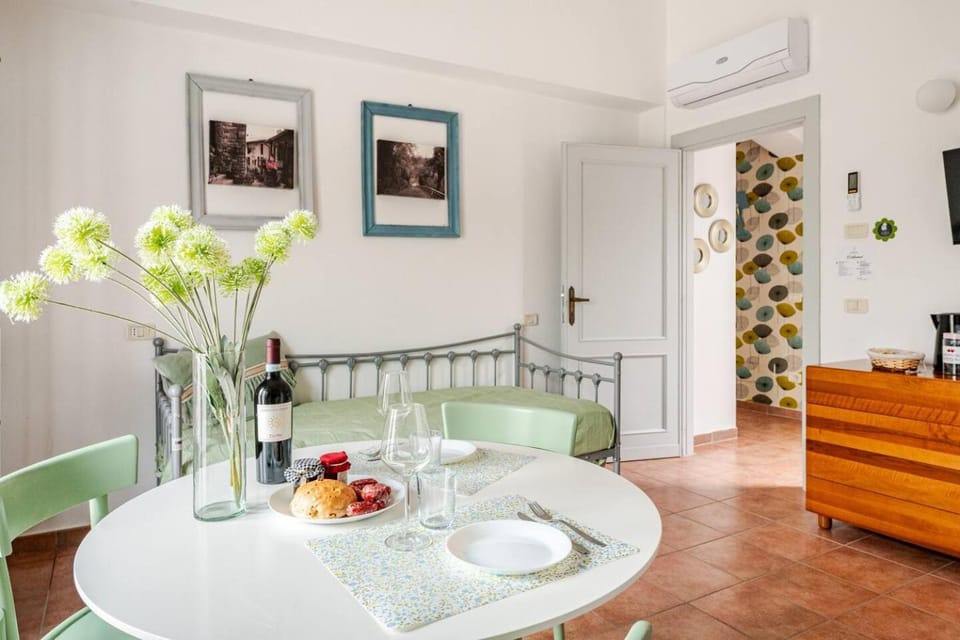 Kitchen or kitchenette, Seating area