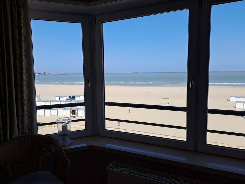 Appartement zeedijk Heist met garage Apartment in Knokke-Heist