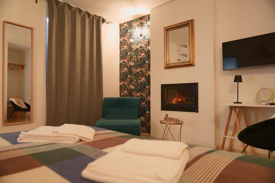 Bed, TV and multimedia, Seating area, Bedroom, towels