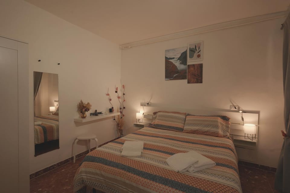 Bed, TV and multimedia, Photo of the whole room, Bedroom, Landmark view, towels, wardrobe