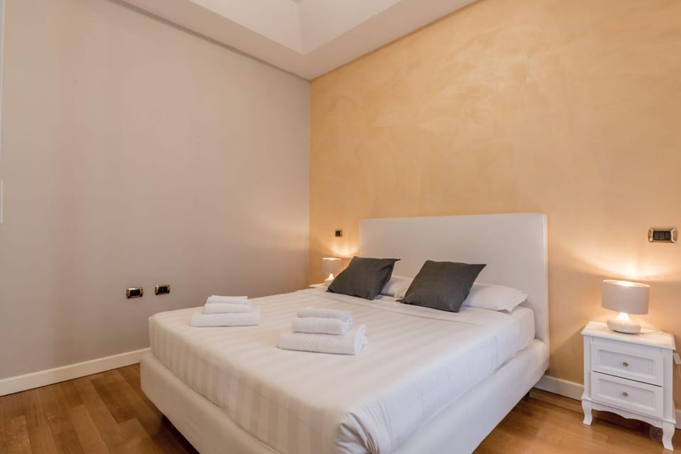 Bed, Bedroom, towels