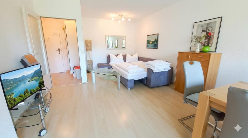 Bed, TV and multimedia, Living room