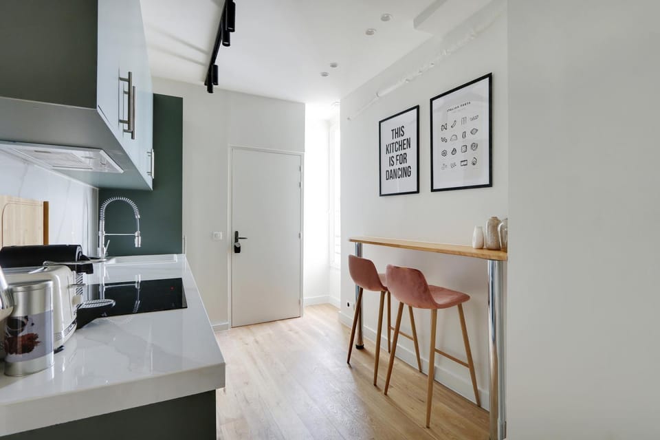 Kitchen or kitchenette, Dining area, stove