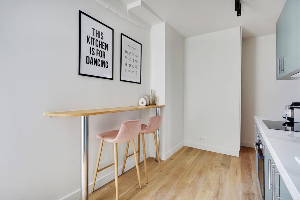 Kitchen or kitchenette, Dining area