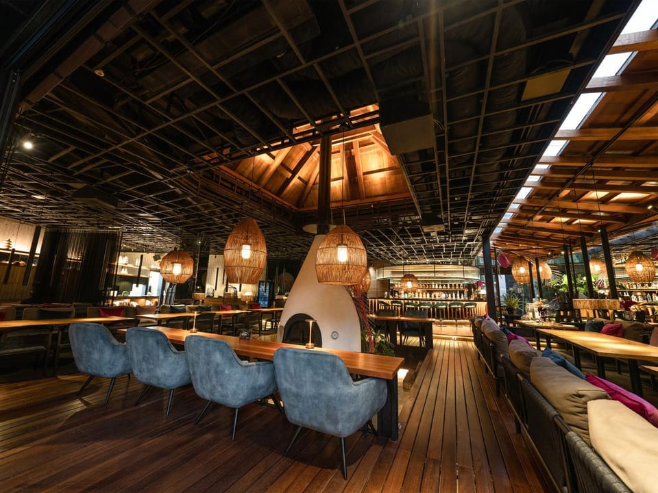 Restaurant/places to eat, Lounge or bar
