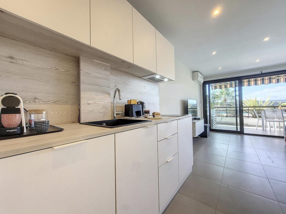 Coffee/tea facilities, dishwasher, minibar, stove, kitchen