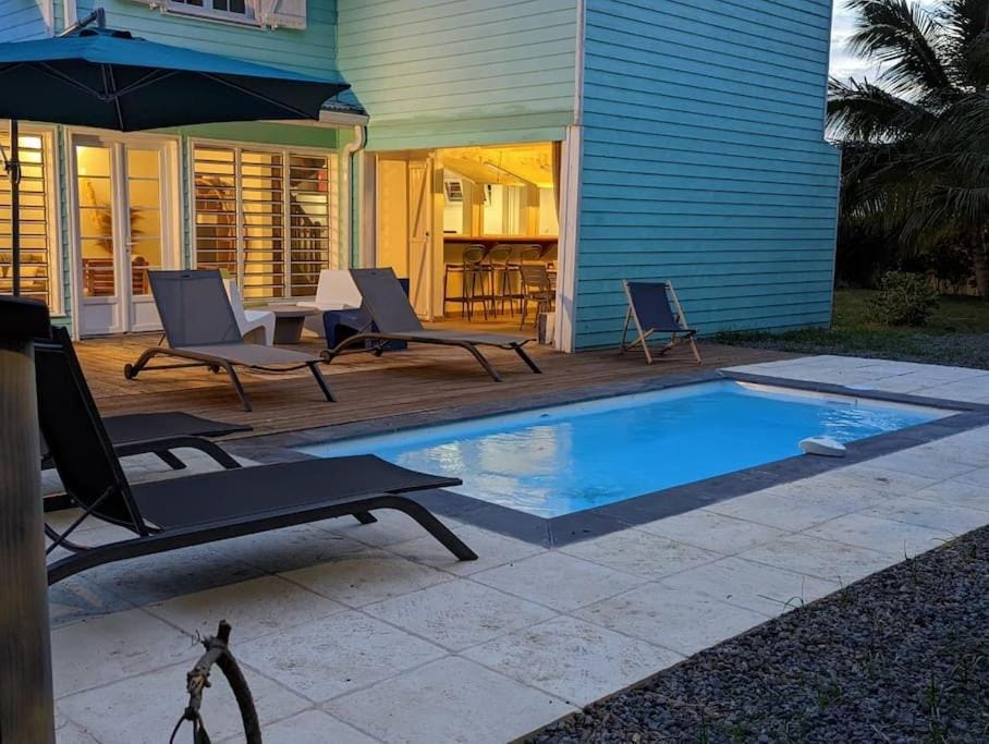 Property building, Patio, Day, Pool view, Swimming pool, sunbed