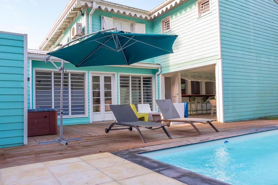 Property building, Patio, Day, Pool view, Swimming pool, sunbed