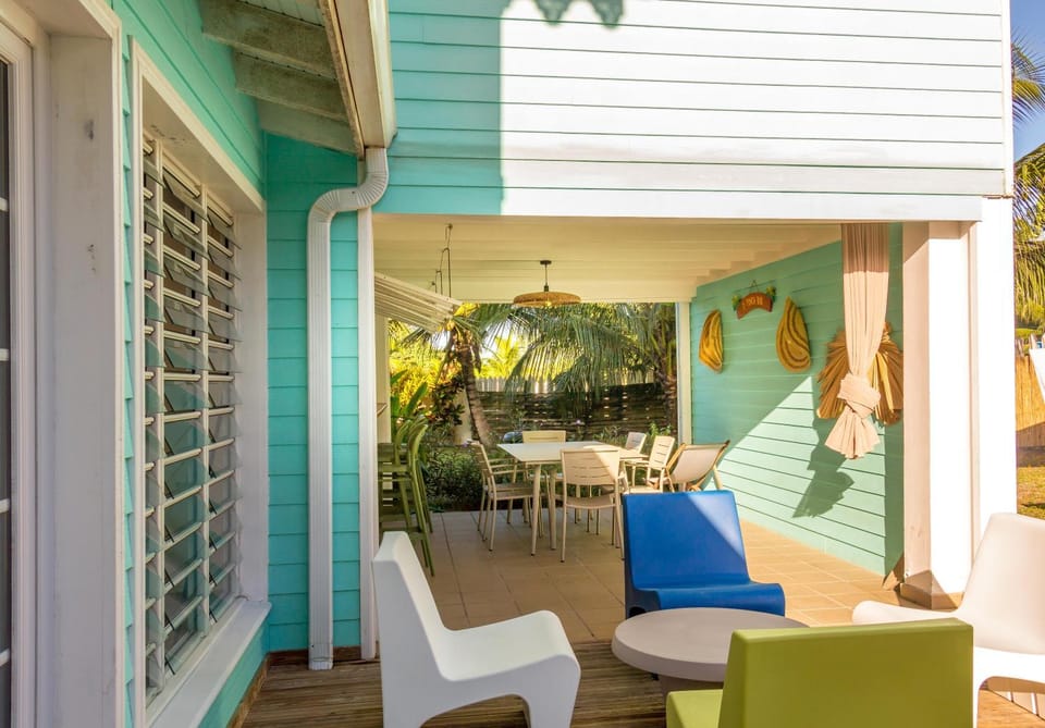 Patio, Day, Dining area