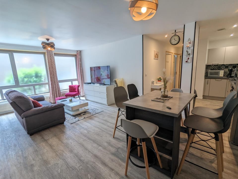 Seating area, Dining area, concierge