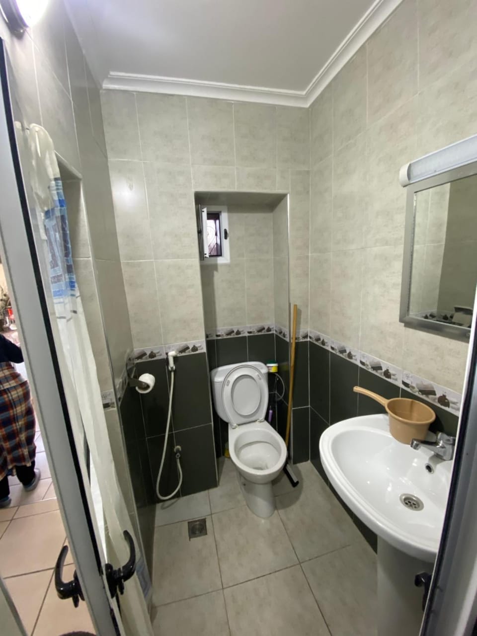 Toilet, towels