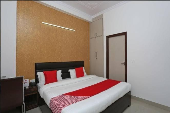 GRT Residency Hotel Bed and Breakfast in Gurugram