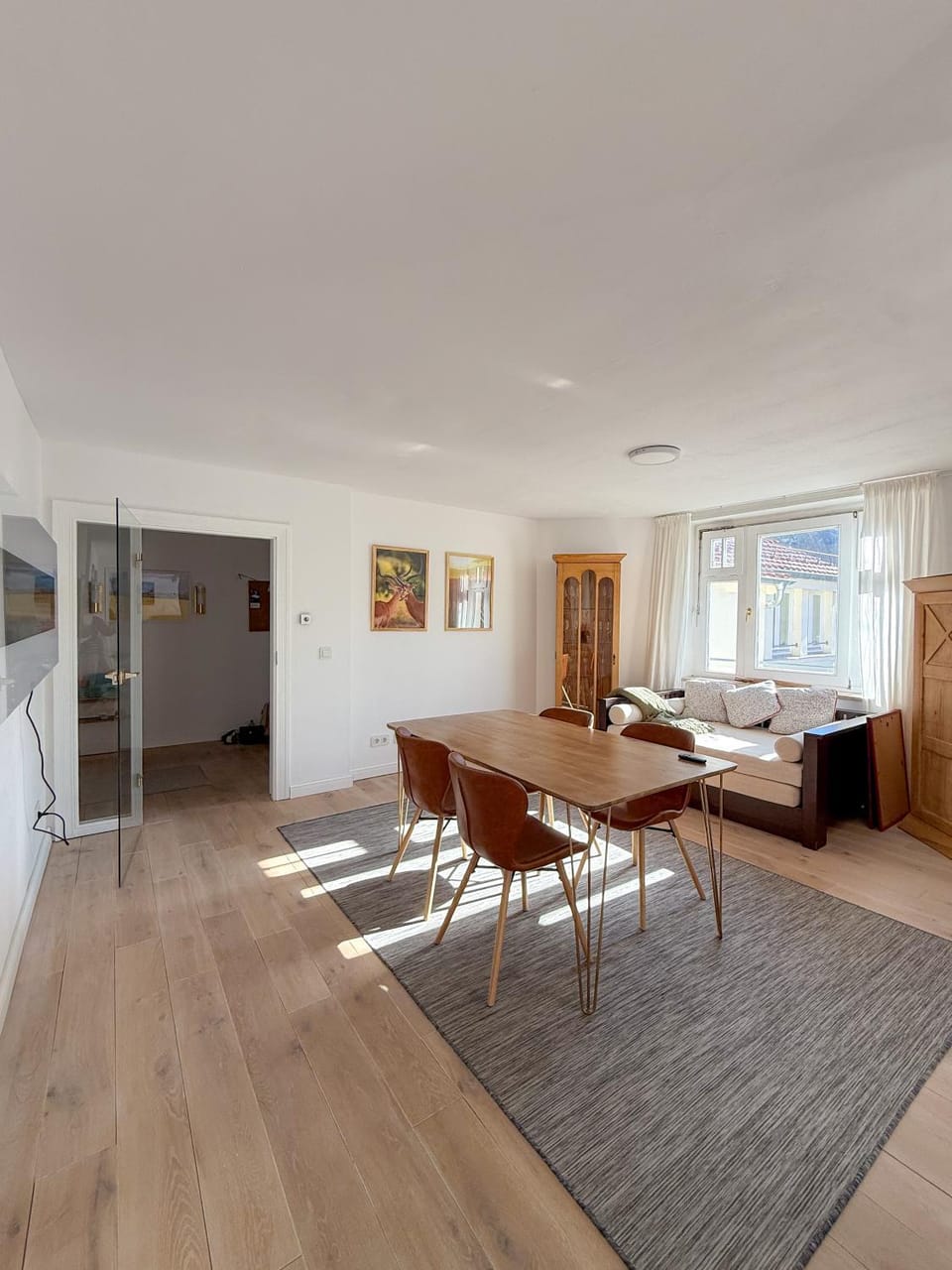 Bed, Living room, Photo of the whole room, Seating area, Dining area