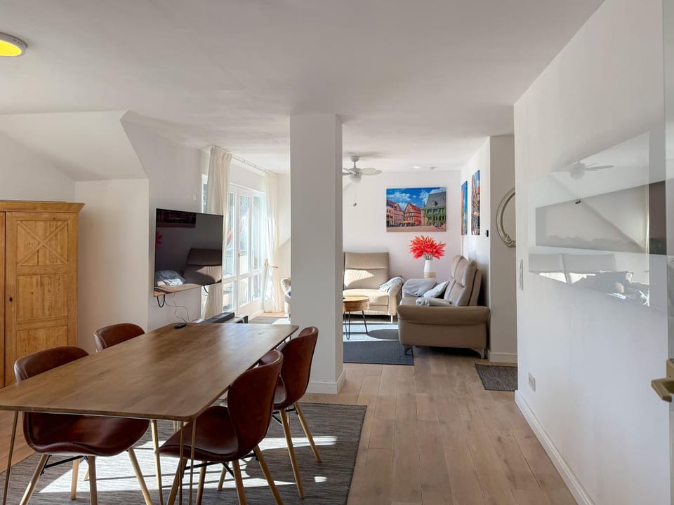 Communal lounge/ TV room, TV and multimedia, Living room, Seating area, Dining area