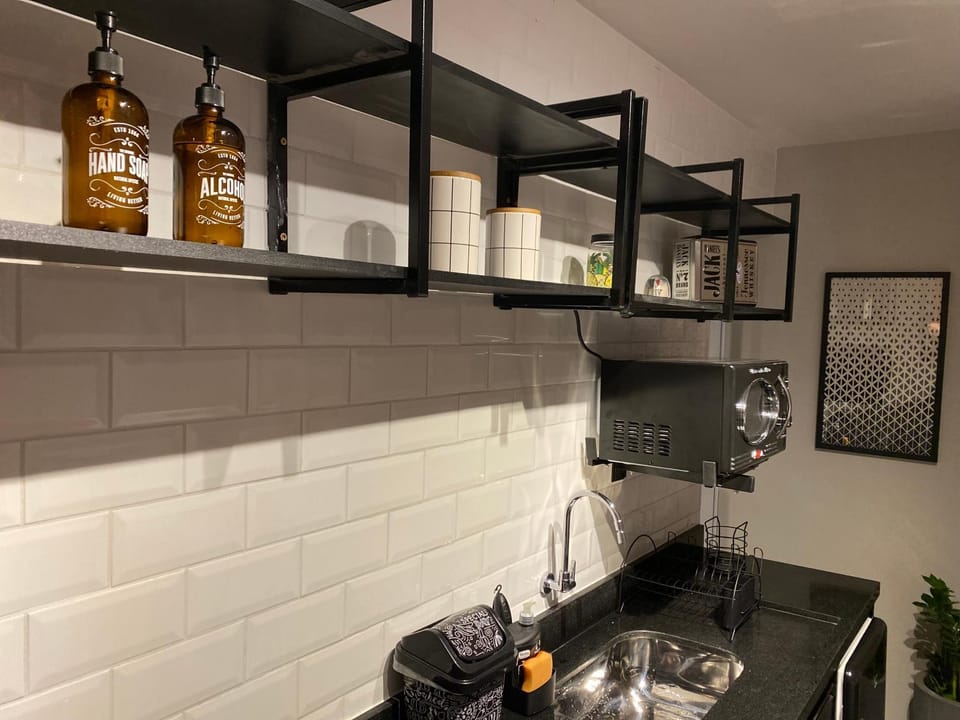 Kitchen or kitchenette, minibar