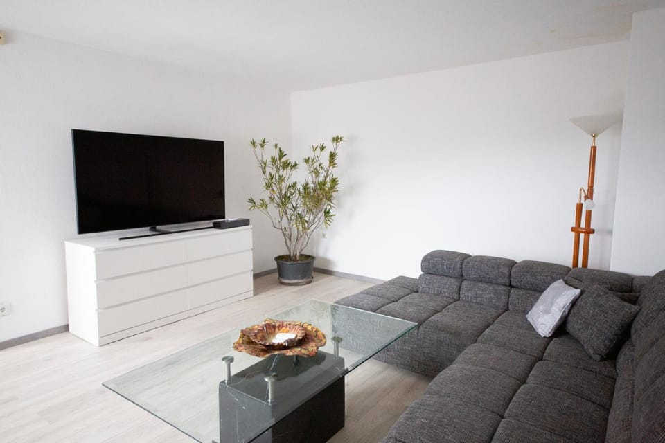 TV and multimedia, Living room, Seating area, Evening entertainment