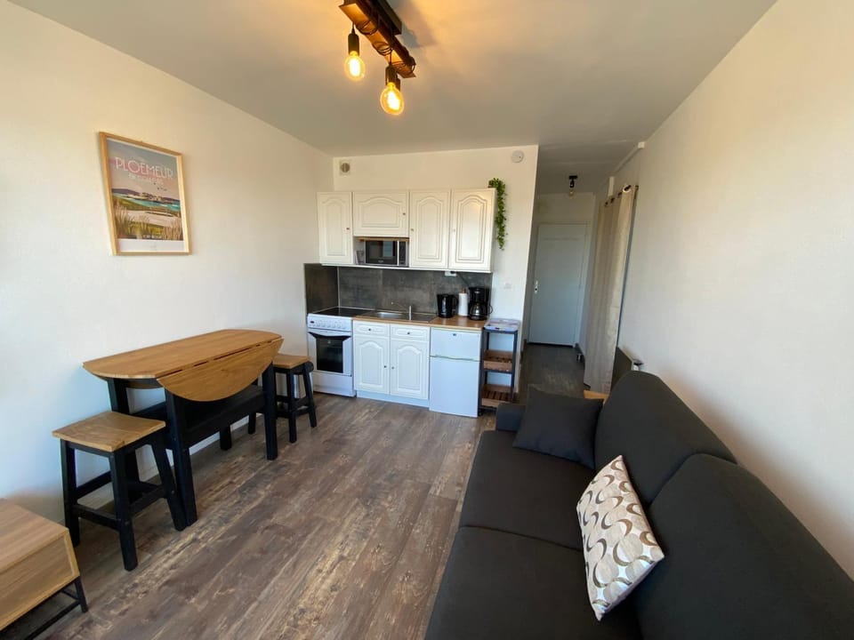 Kitchen or kitchenette, Living room, Dining area, minibar, pet friendly, stove