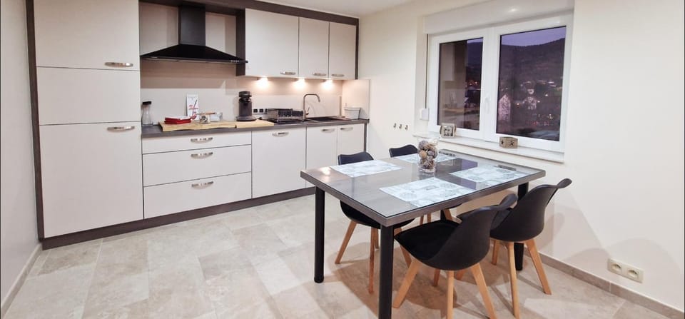 Kitchen or kitchenette, Dining area, stove