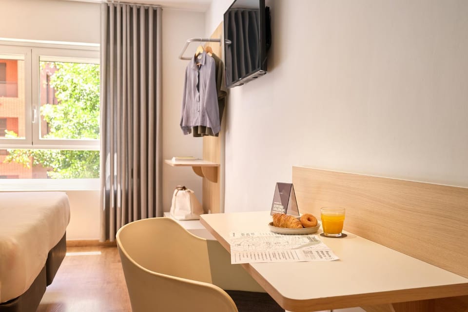 Bed, TV and multimedia, Food and drinks, Seating area, Bedroom, Street view