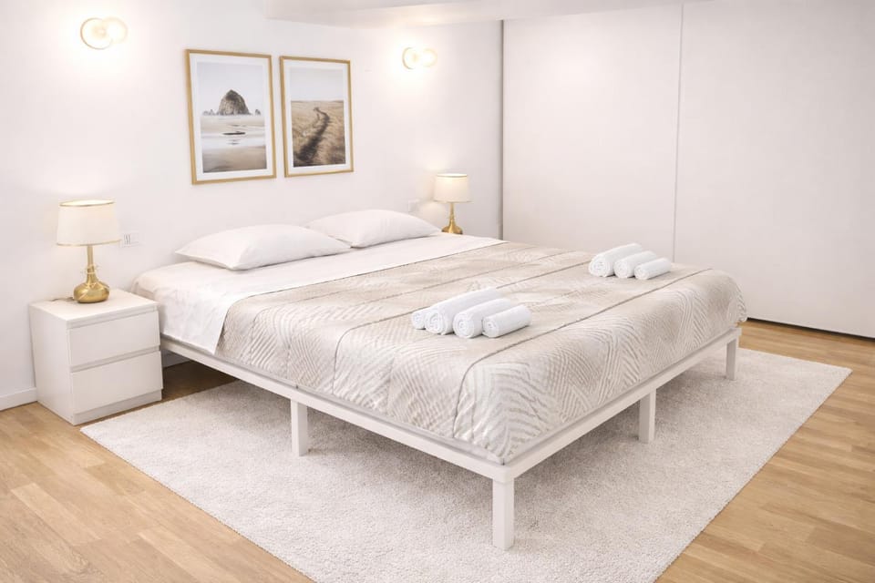 Bed, Photo of the whole room, Bedroom, towels