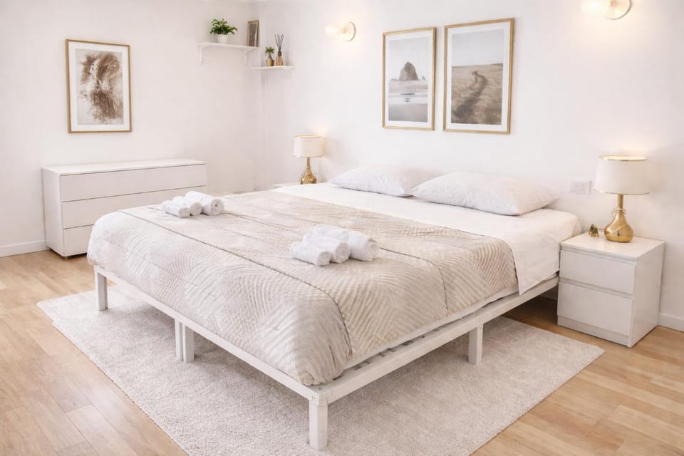 Bed, Photo of the whole room, Bedroom, towels