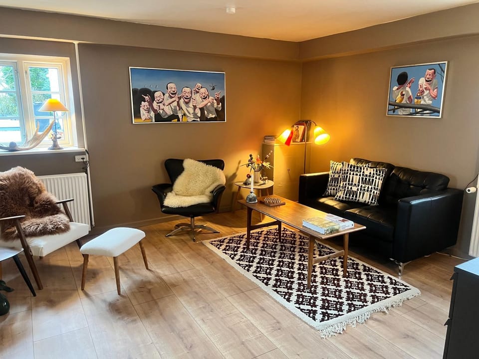 Game Room, Seating area