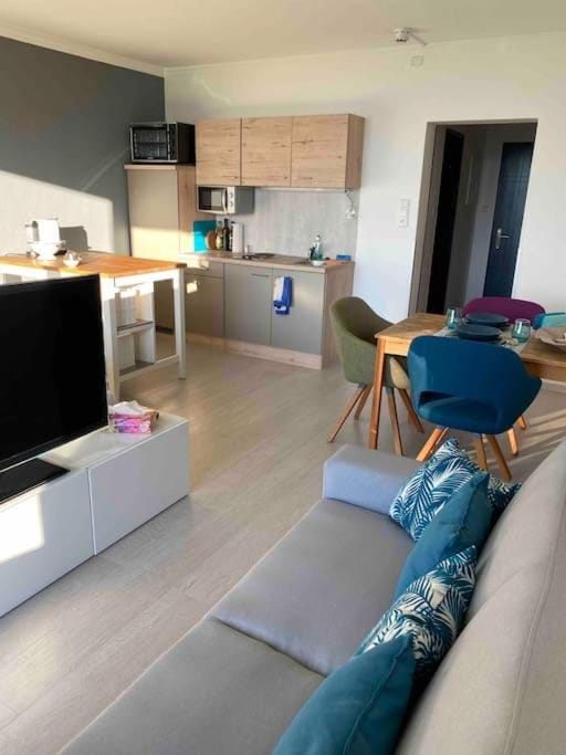 TV and multimedia, Kitchen or kitchenette, Living room, Seating area, Dining area