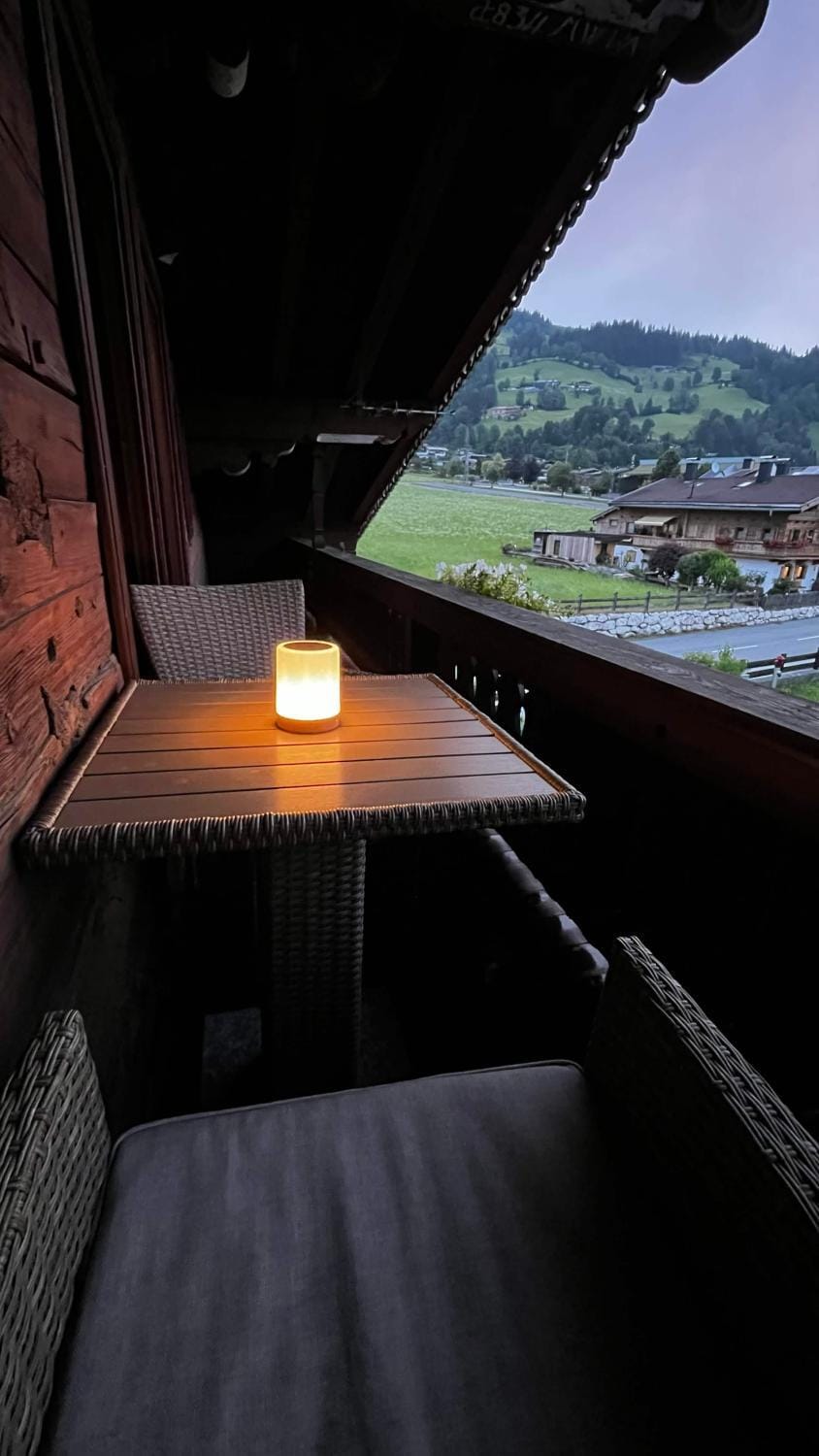 Natural landscape, View (from property/room), Balcony/Terrace, Dining area, Mountain view