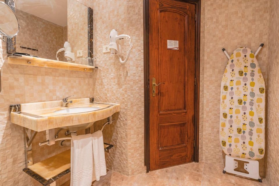 Shower, Bathroom, towels
