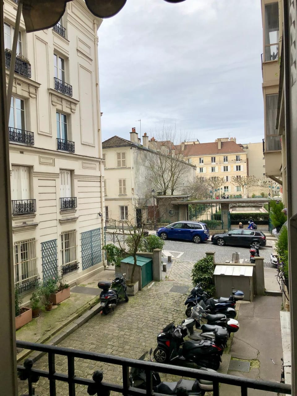 Rare appartement d'architecte en haut de Montmartre Apartment in Paris