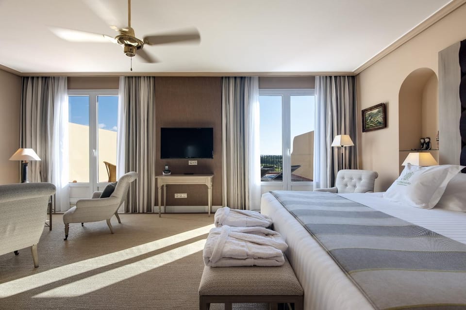 Communal lounge/ TV room, Bed, TV and multimedia, Photo of the whole room, Bedroom