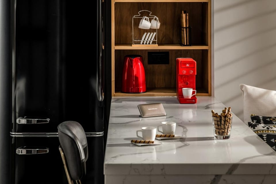 Coffee/tea facilities, Kitchen or kitchenette, Dining area