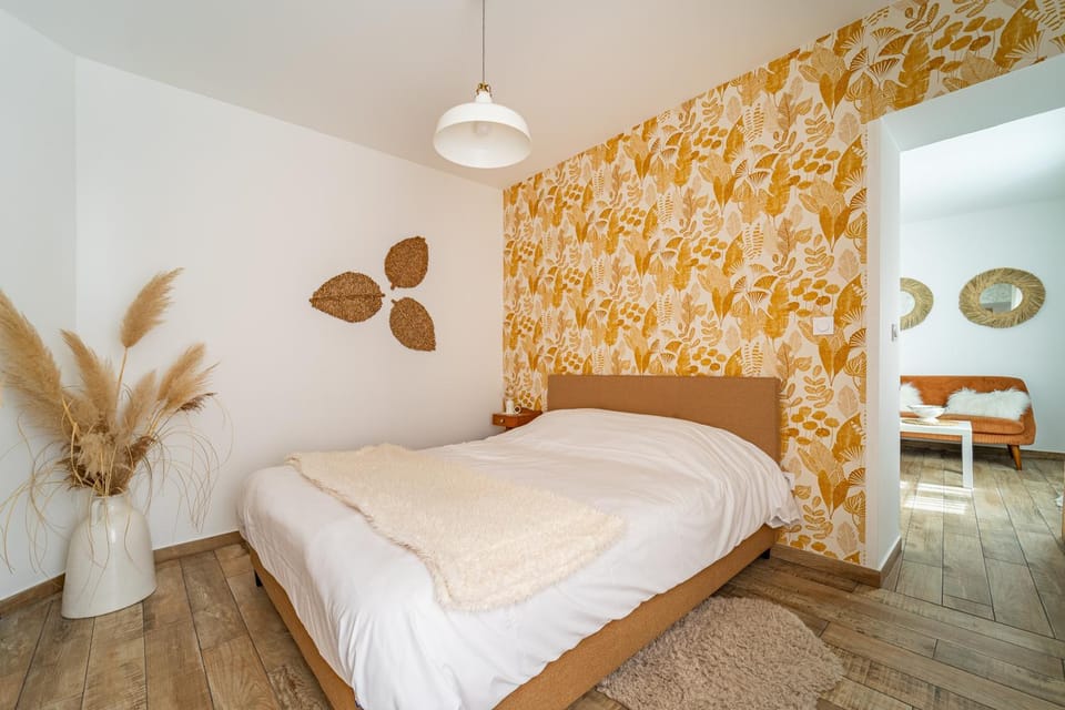 Photo of the whole room, Bedroom