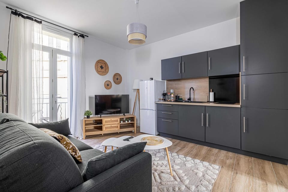 TV and multimedia, Kitchen or kitchenette, Living room, Seating area, stove