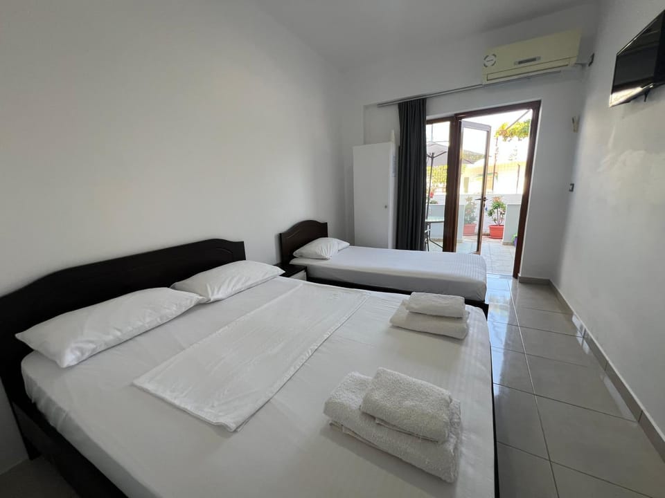 Bed, TV and multimedia, Photo of the whole room, Bedroom, towels, air conditioner
