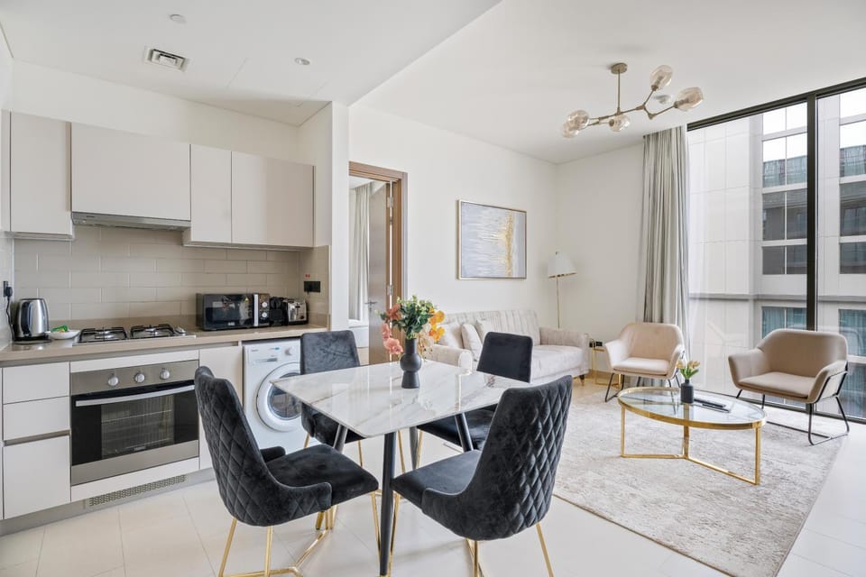 Coffee/tea facilities, Kitchen or kitchenette, Living room, Seating area, Dining area, oven, stove, toaster