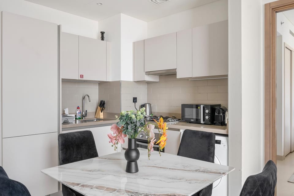 Kitchen or kitchenette, Living room, Seating area, Dining area, stove