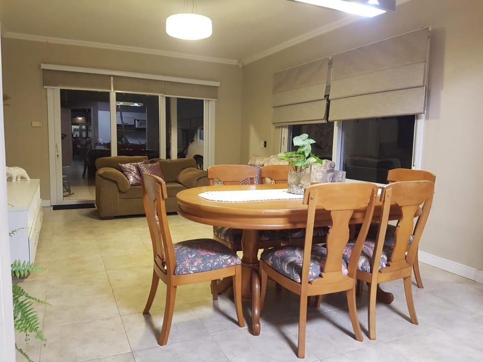 Seating area, Dining area