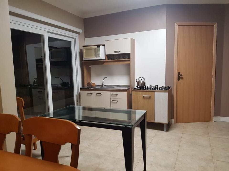 Kitchen or kitchenette, Dining area, minibar, stove