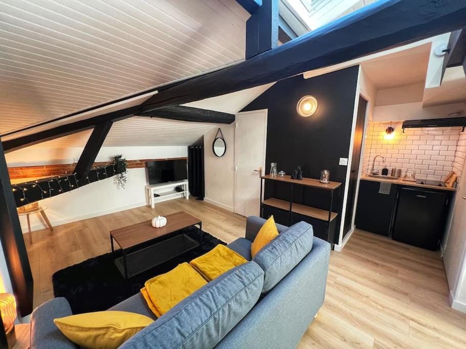 Kitchen or kitchenette, Living room, Seating area