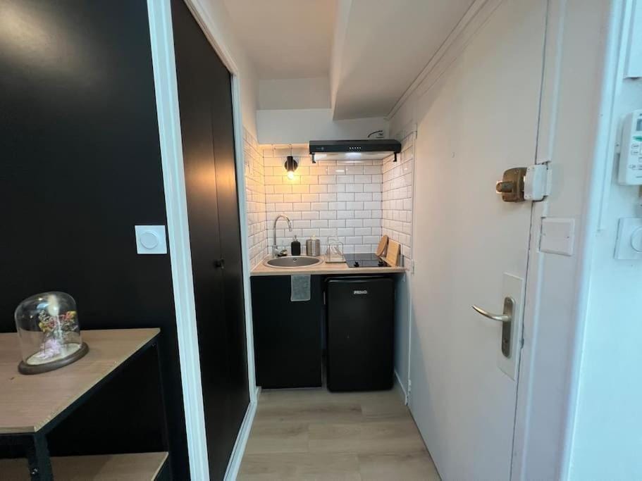 Kitchen or kitchenette, minibar, stove
