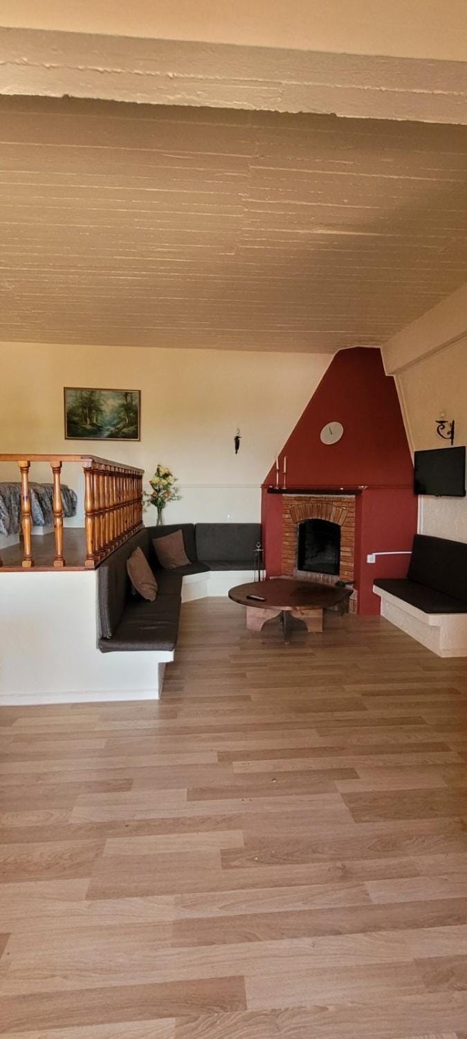 TV and multimedia, Living room, Seating area, flat iron