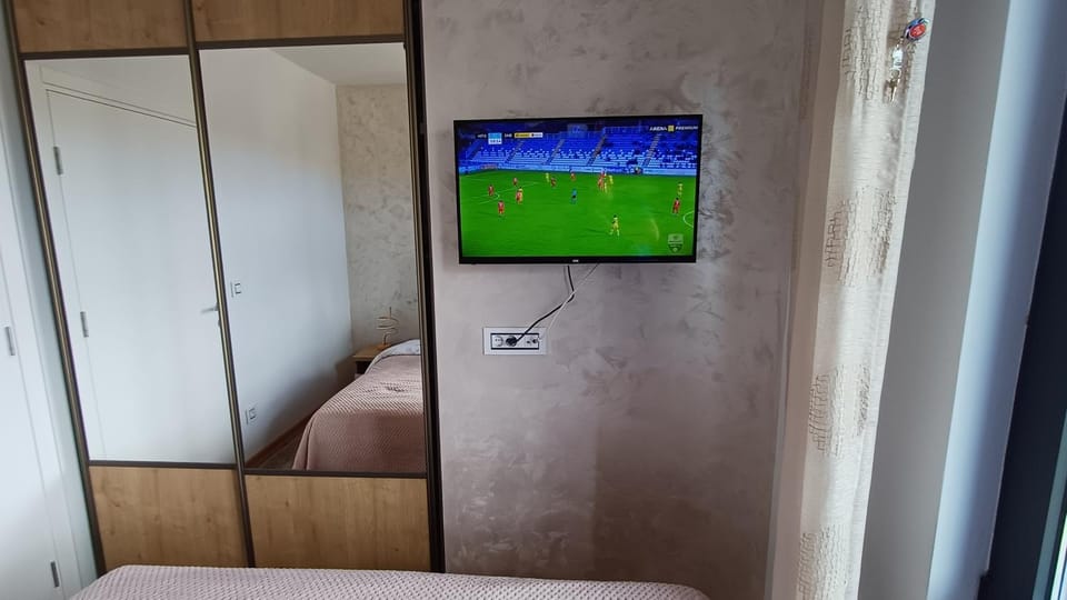 Bed, TV and multimedia, Photo of the whole room, Bedroom, wardrobe